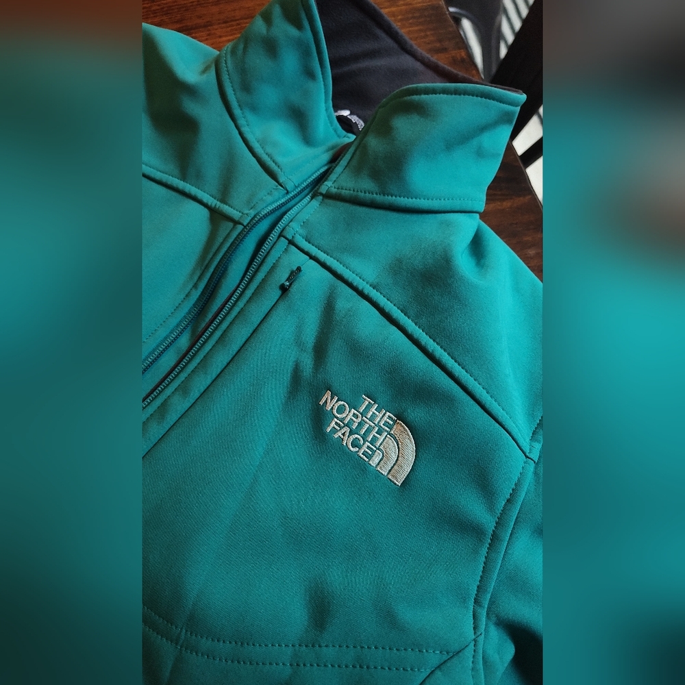 Women's Medium Northface shell winter jacket. Turquoise.